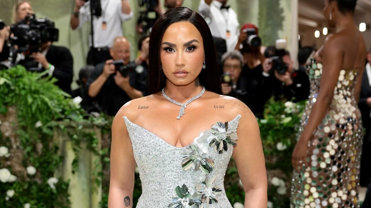 Demi Lovato dá indícios de uma nova era e confirma novo documentário