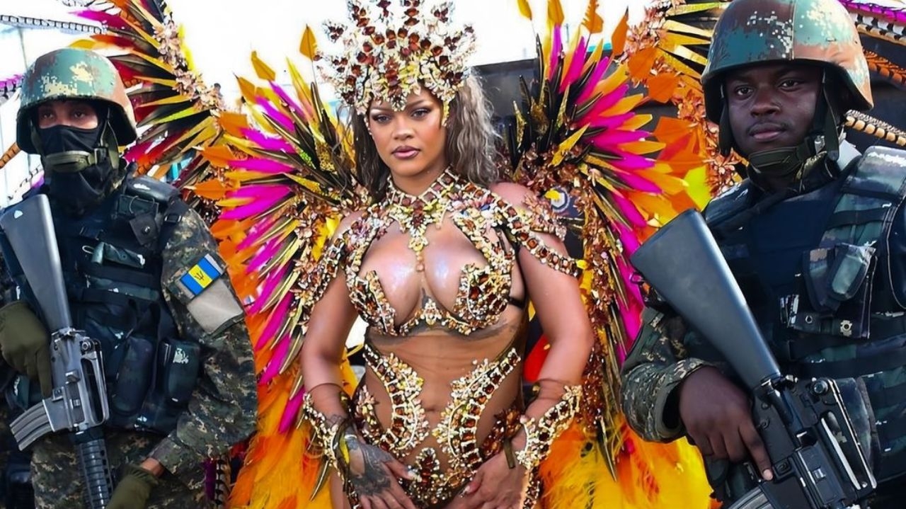 Rihanna desfila no carnaval de Barbados