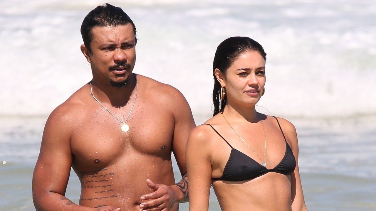 Sophie Charlotte e Xamã são vistos em clima de romance em praia do Rio de Janeiro