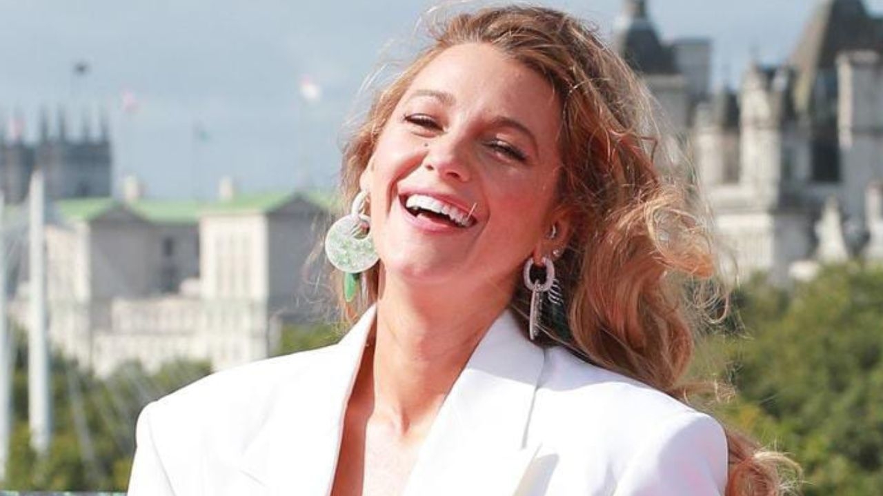 Blake Lively usa look magnífico na première britânica de seu filme