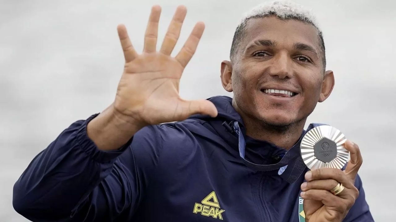 Isaquias Queiroz é prata na canoagem e se torna o segundo maior medalhista olímpico brasileiro