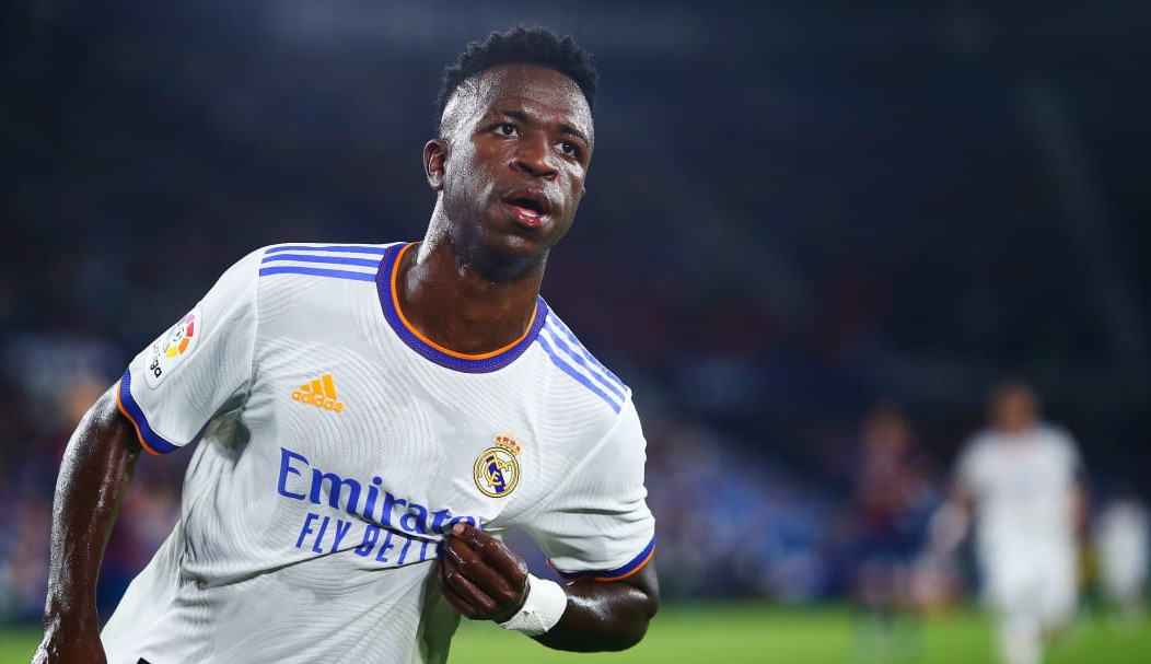 Carlo Ancelotti “/abraça”/ Vinicius Junior e brasileiro tem o seu melhor início de temporada na carreira