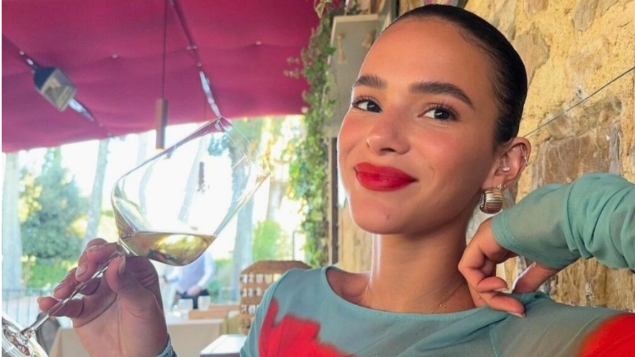 Bruna Marquezine celebra aniversário e famosos marcaram presença