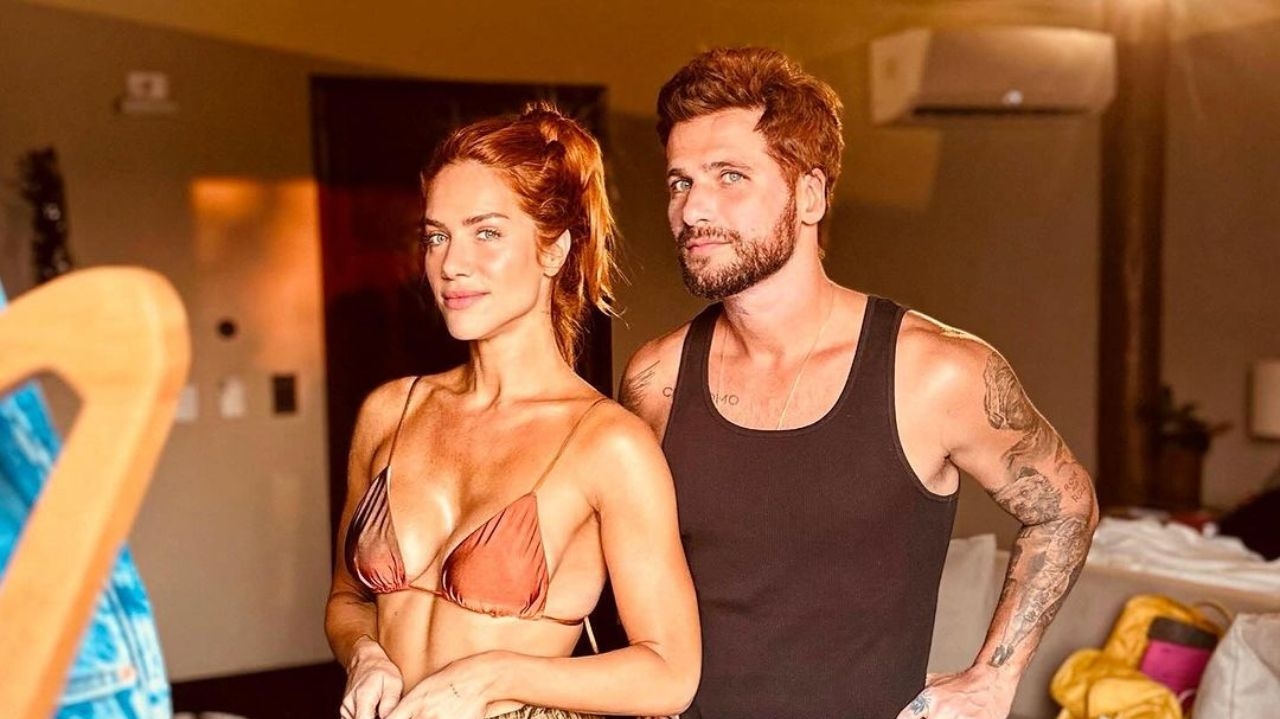 Bruno Gagliasso aparece ruivo e comparação com a esposa é inevitável