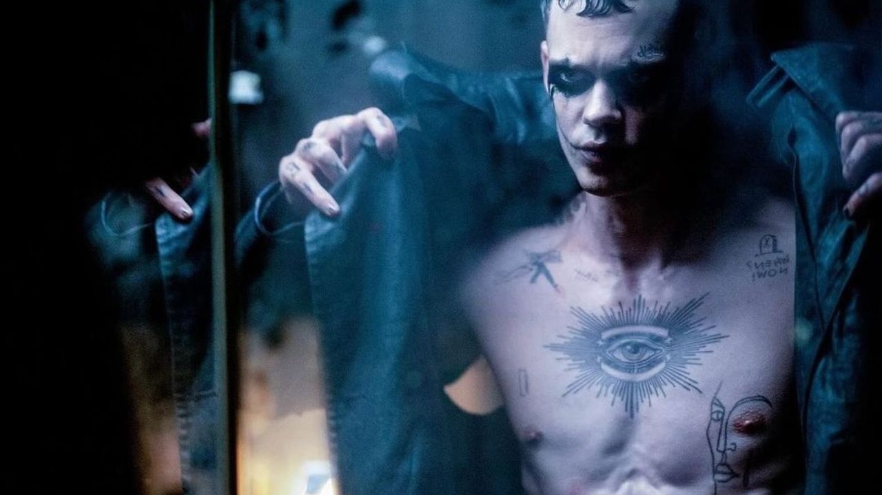 Diretor da adaptação original de “O corvo”, tira sarro do remake