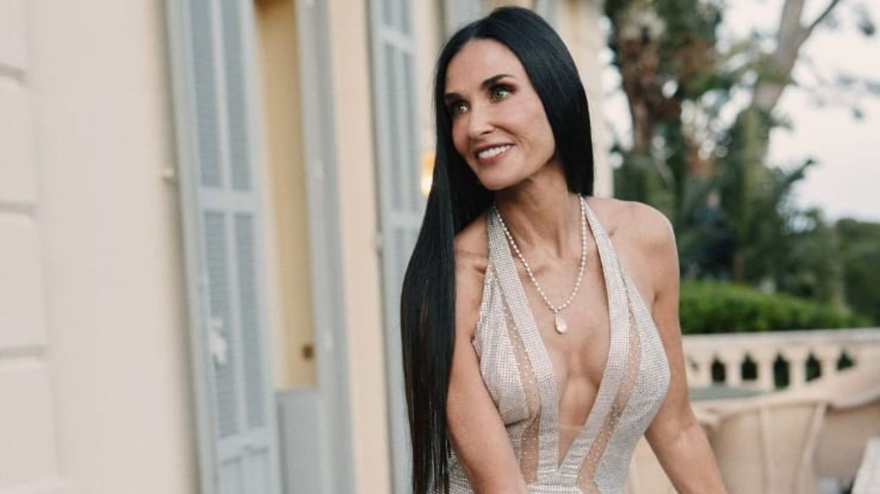 Demi Moore movimenta internet com vestido inovador feito de fios de meia-calça