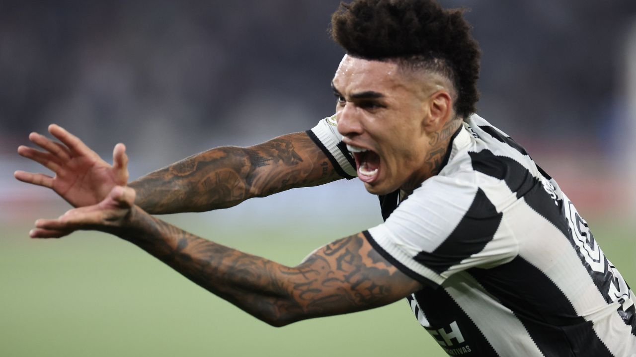 Igor Jesus marca dois gols e Botafogo vence o Fortaleza retomando a liderança do Brasileirão