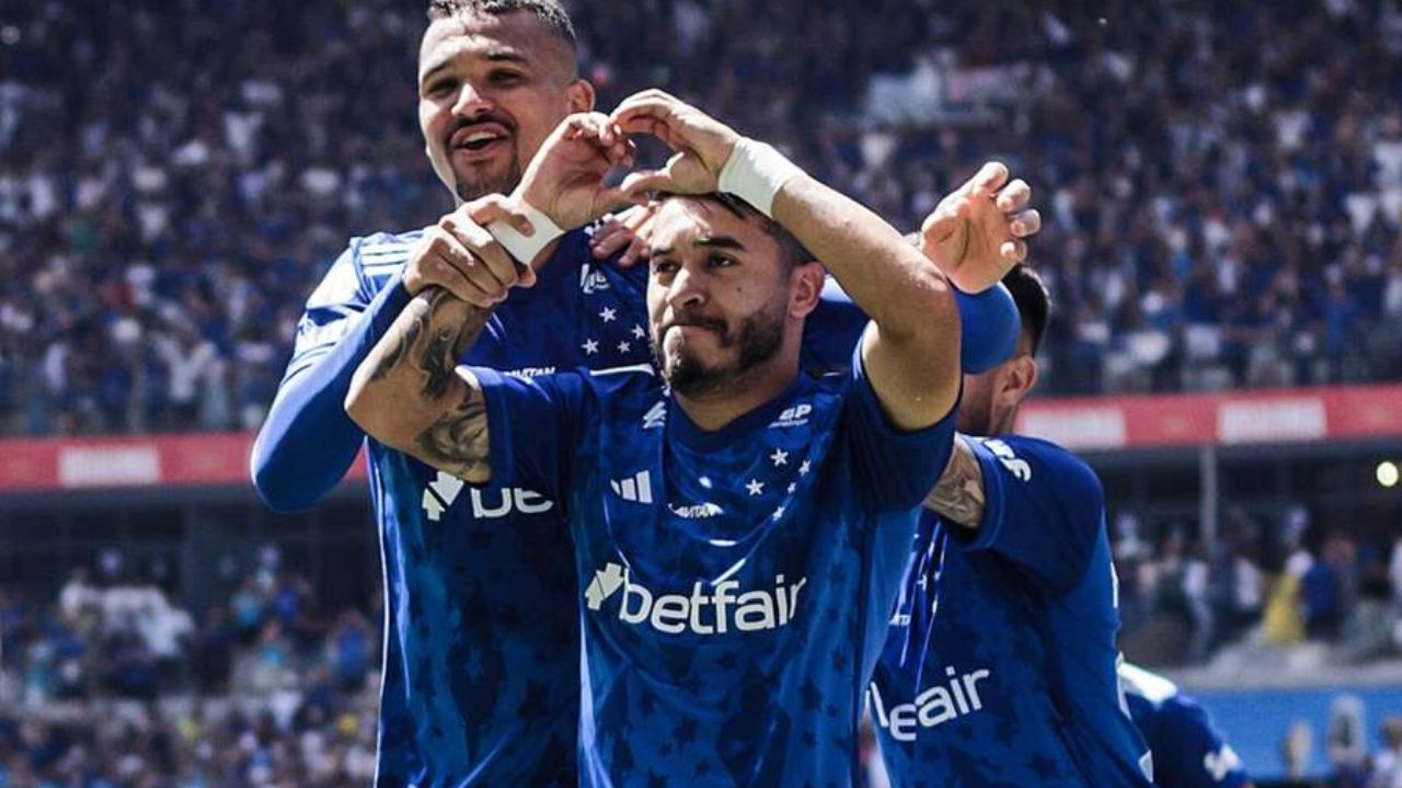 Cruzeiro vence Atlético-GO, encerra jejum e volta ao G6 do Brasileirão