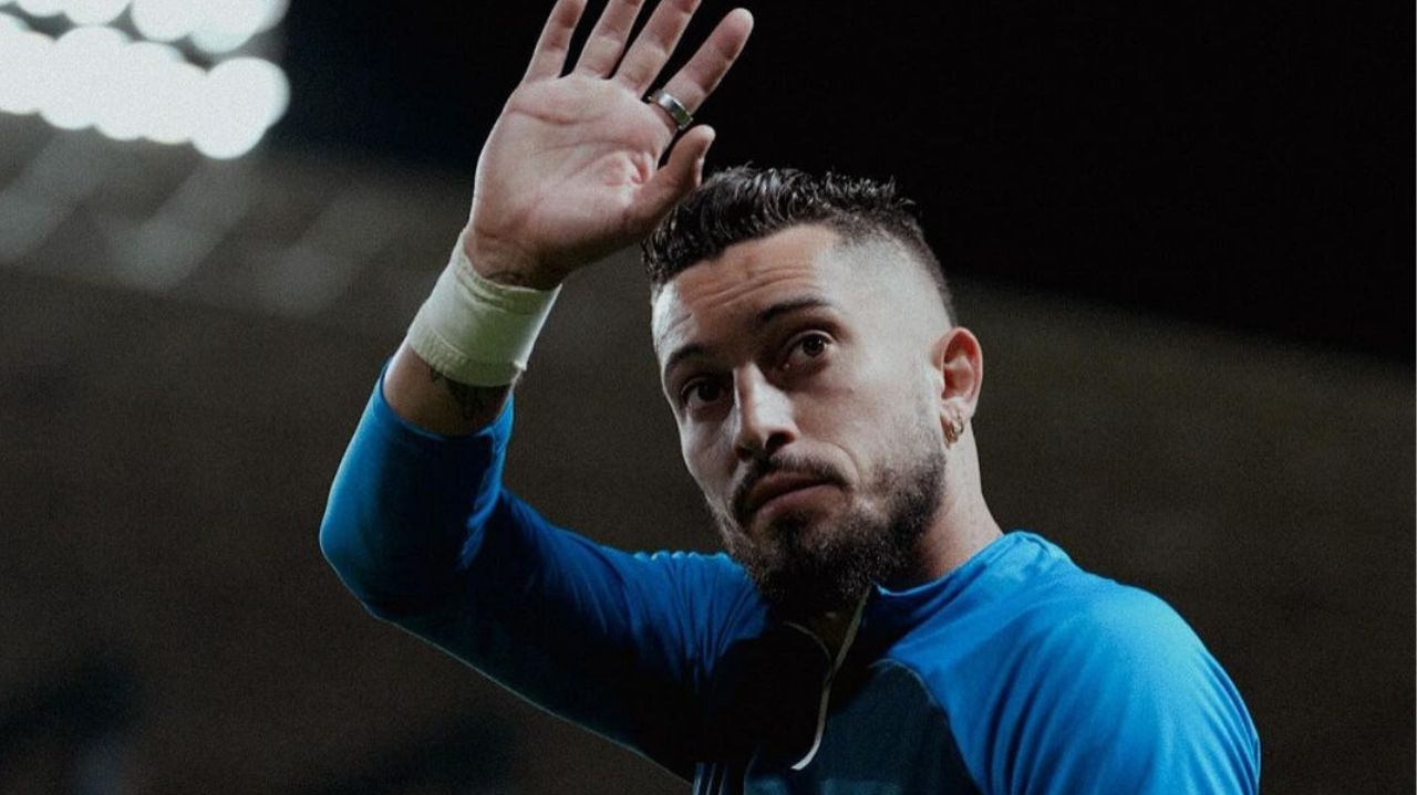 Botafogo anuncia Alex Telles como novo reforço