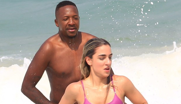 Mumuzinho e Thainá Fernandes são vistos curtindo a praia juntos