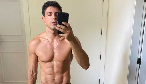 Cauã Reymond compartilha fotos sem camisa e faz sucesso