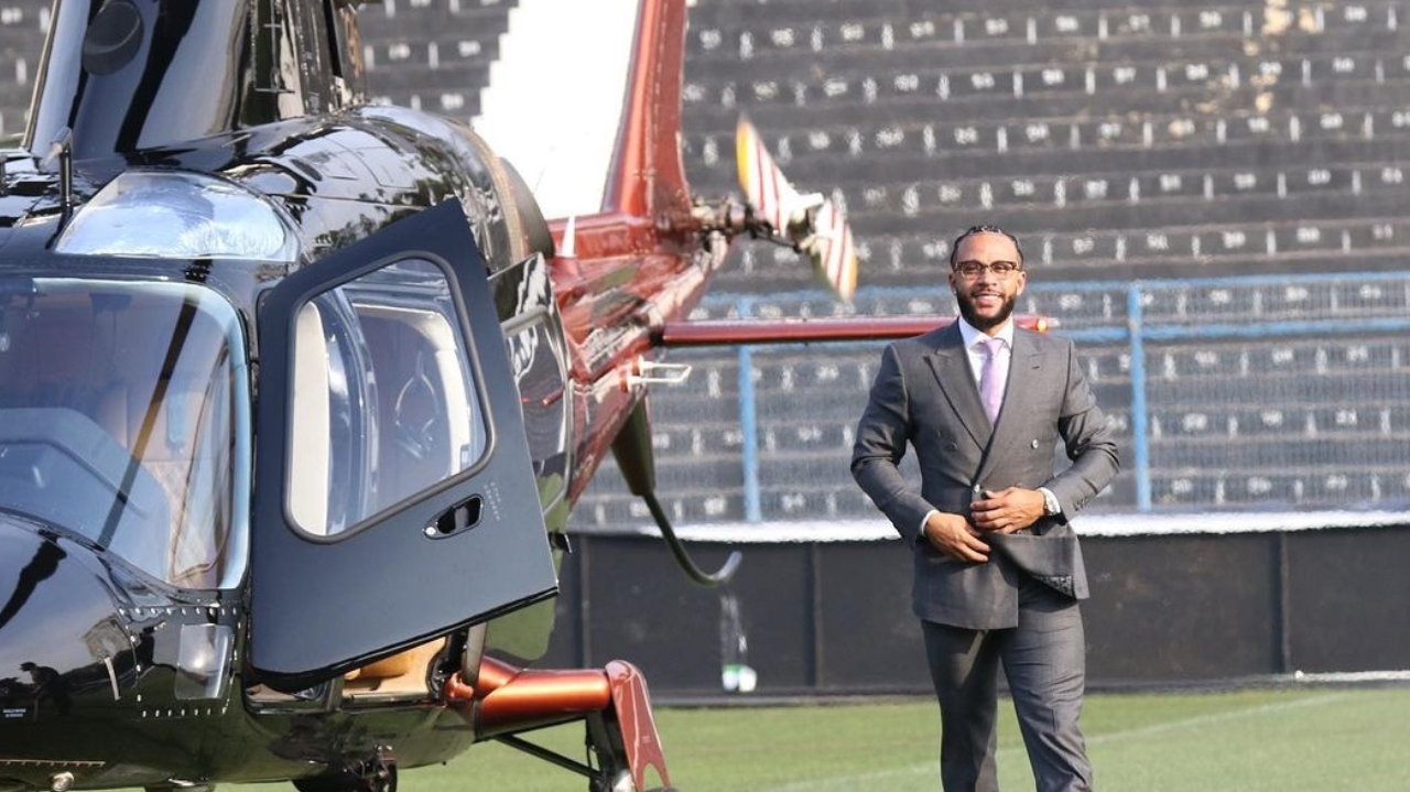 Depay chega de helicóptero ao Parque São Jorge