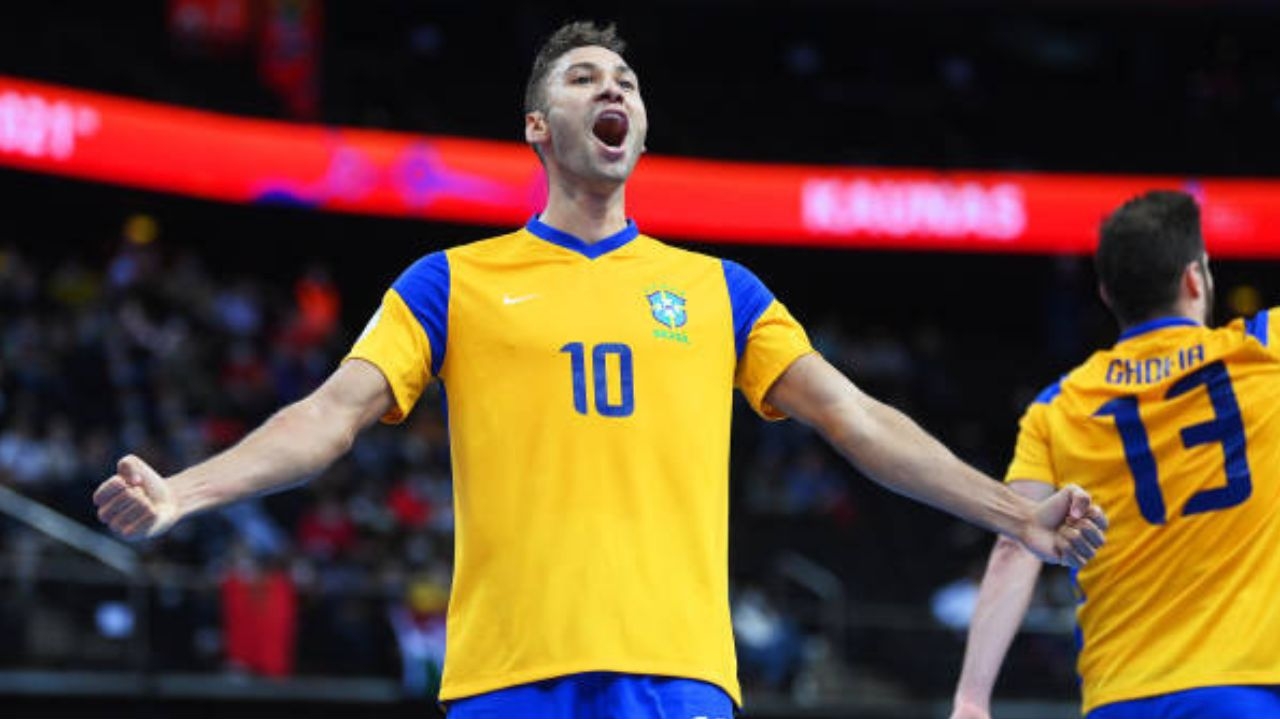 Pito, jogador da Seleção Brasileira de Futsal, é eleito o melhor jogador do mundo