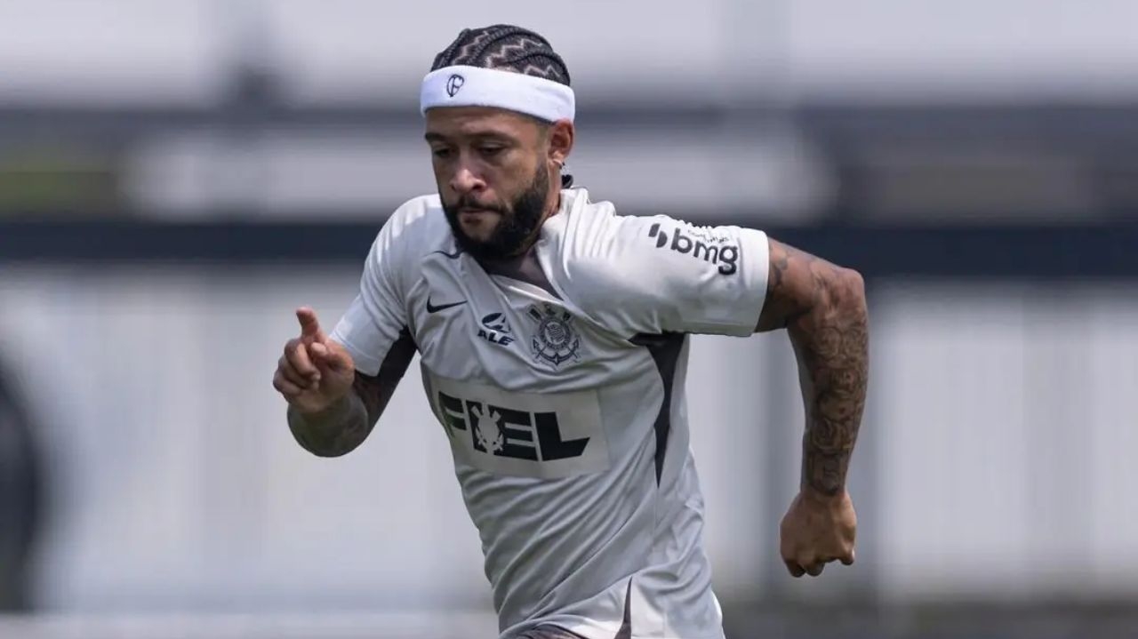 Memphis Depay não fará estreia contra Botafogo no Brasileirão