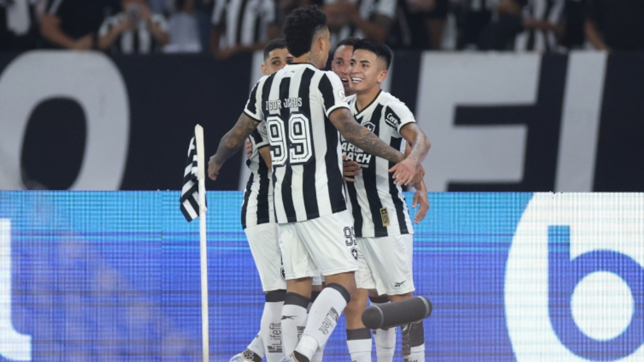 Botafogo vence o Corinthians e dispara na liderança do Brasileirão