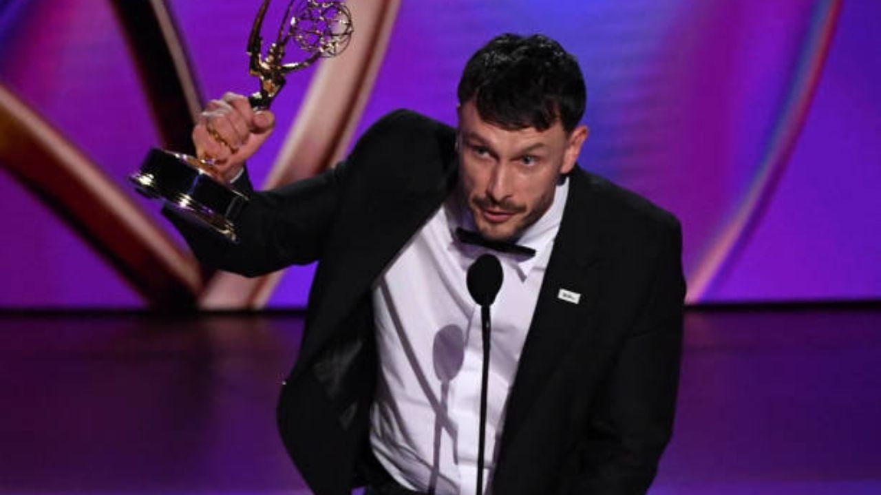 Emmy 2024: Richard Gadd vence a categoria de Melhor Roteiro em uma Minissérie, Antologia ou Filme para a TV por “Bebê Rena””