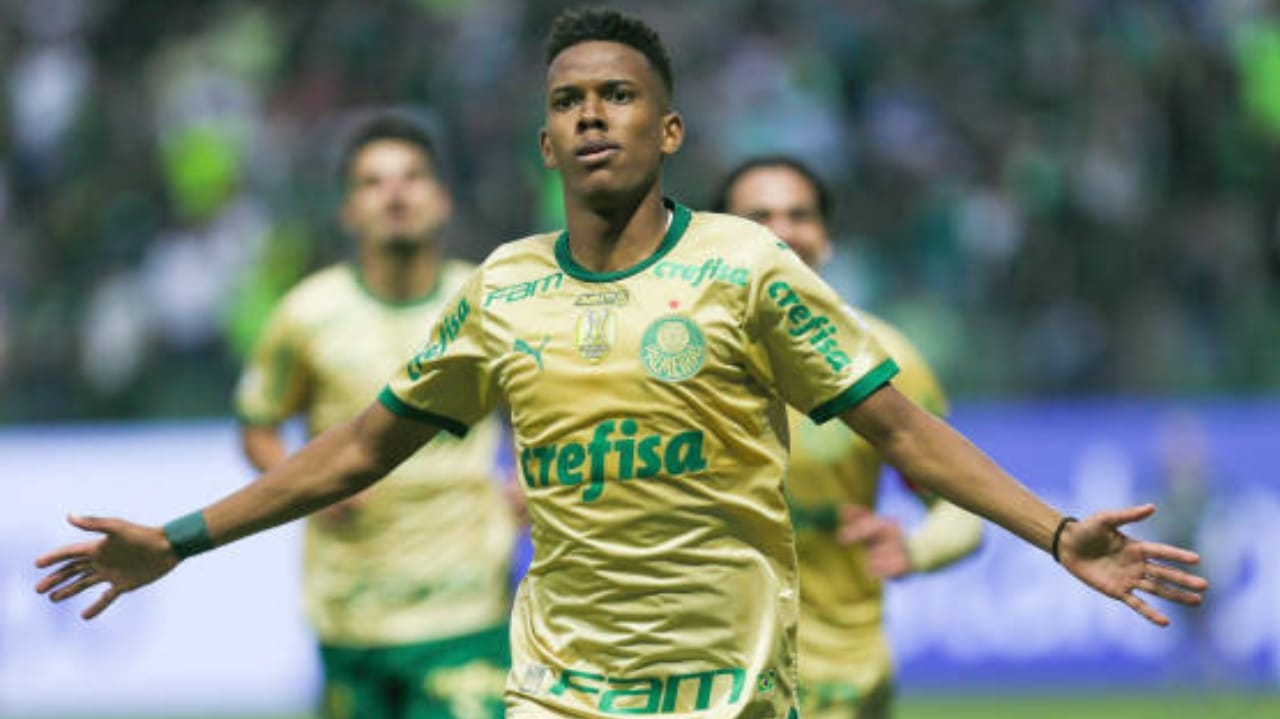 Após lesão de Estêvão, Palmeiras tem disputa de vaga no ataque