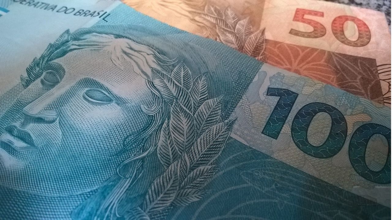 Brasil aumenta Selic em 0.25%, enquanto EUA cortam juros após 4 anos