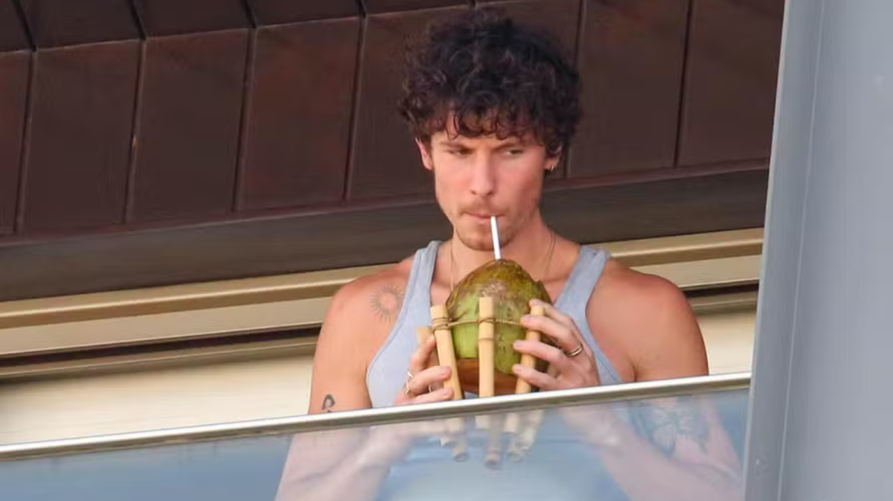 Atração do Rock in Rio: Shawn Mendes chega ao Brasil e aproveita sol em hotel no Rio