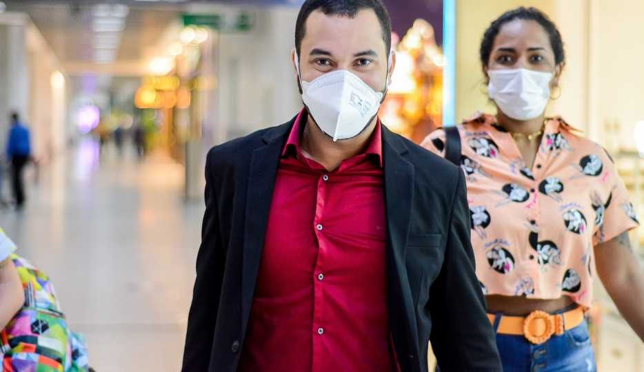 Gil do Vigor comemora chegada do dia da viagem aos EUA: “/Gratidão”/