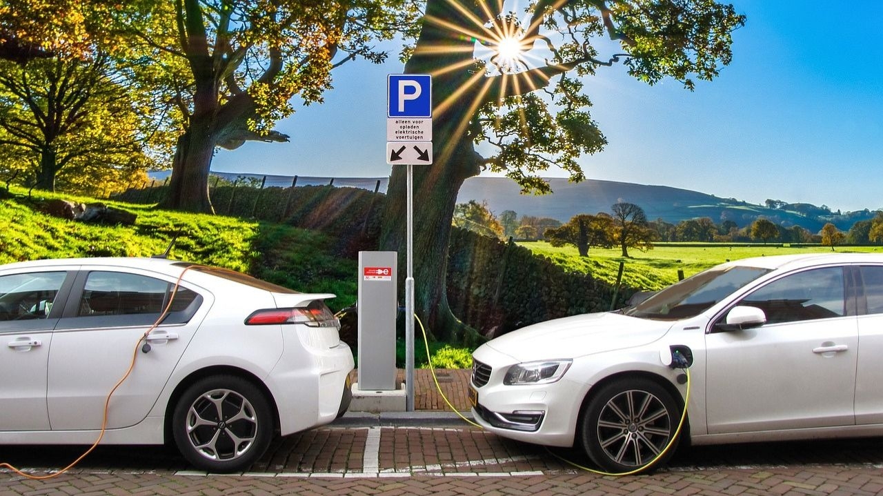 Carros elétricos representarão 65% das vendas zero km em 2035; motor a combustão terá 14%