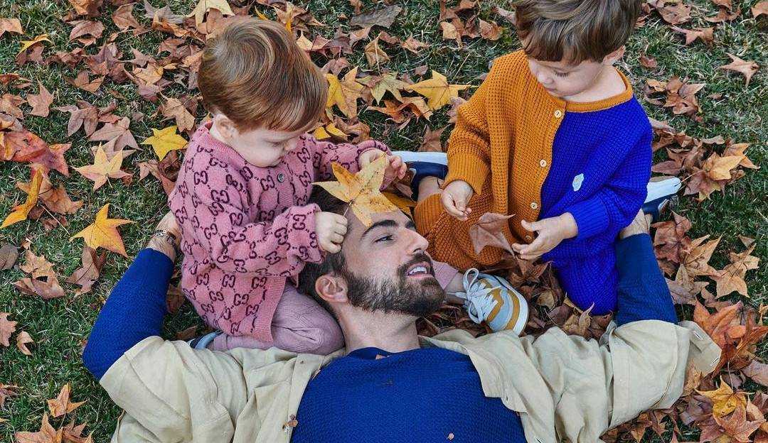 Thales Bretas comemora dois anos desde a chegada dos filhos em casa