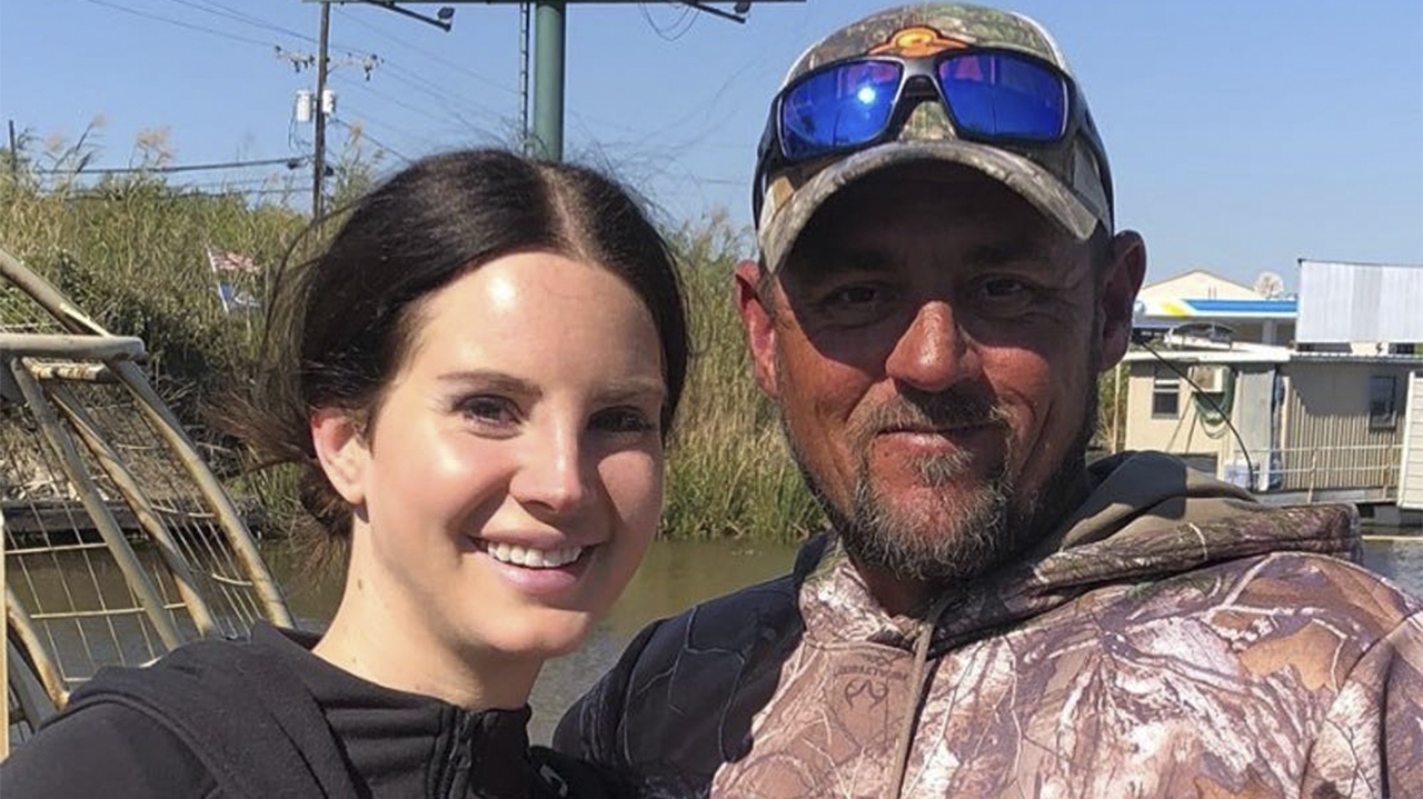 Lana Del Rey surge com anel de diamante extravagante após casamento