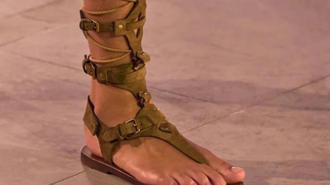 Sapatos polêmicos se destacam nas semanas de moda verão 2025