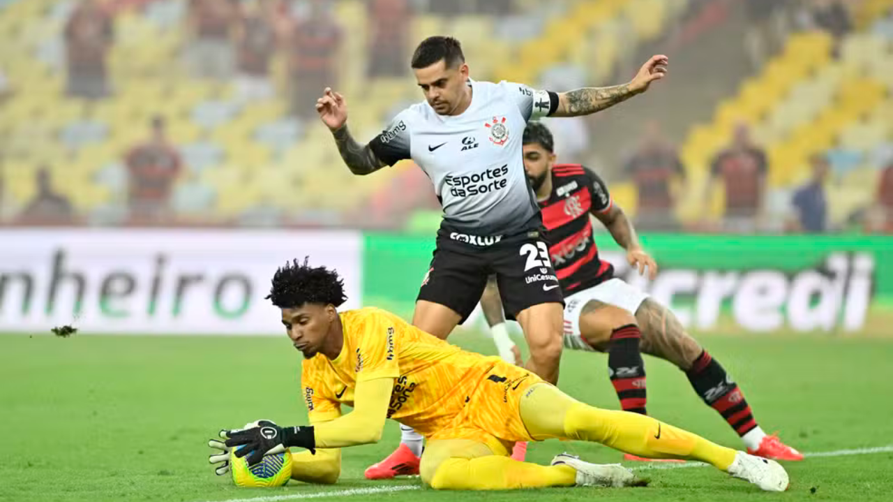 Corinthians acredita que Flamengo faz pressão pública para desestabilizar Hugo Souza: “Tom desnecessário”