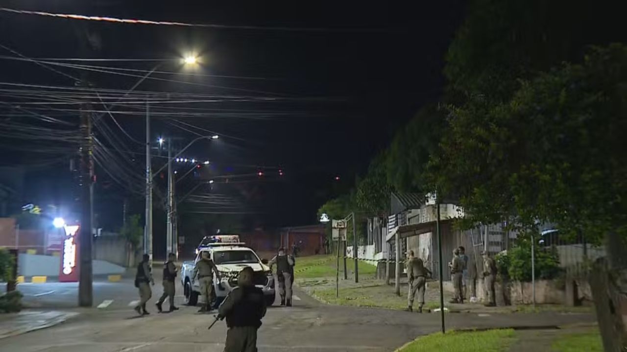 Marcas de tiro são encontradas em residência de atirador que matou pai, irmão e PM
