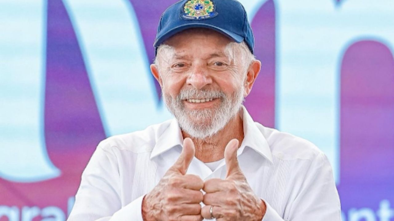 Lula aparece em seu primeiro compromisso após acidente