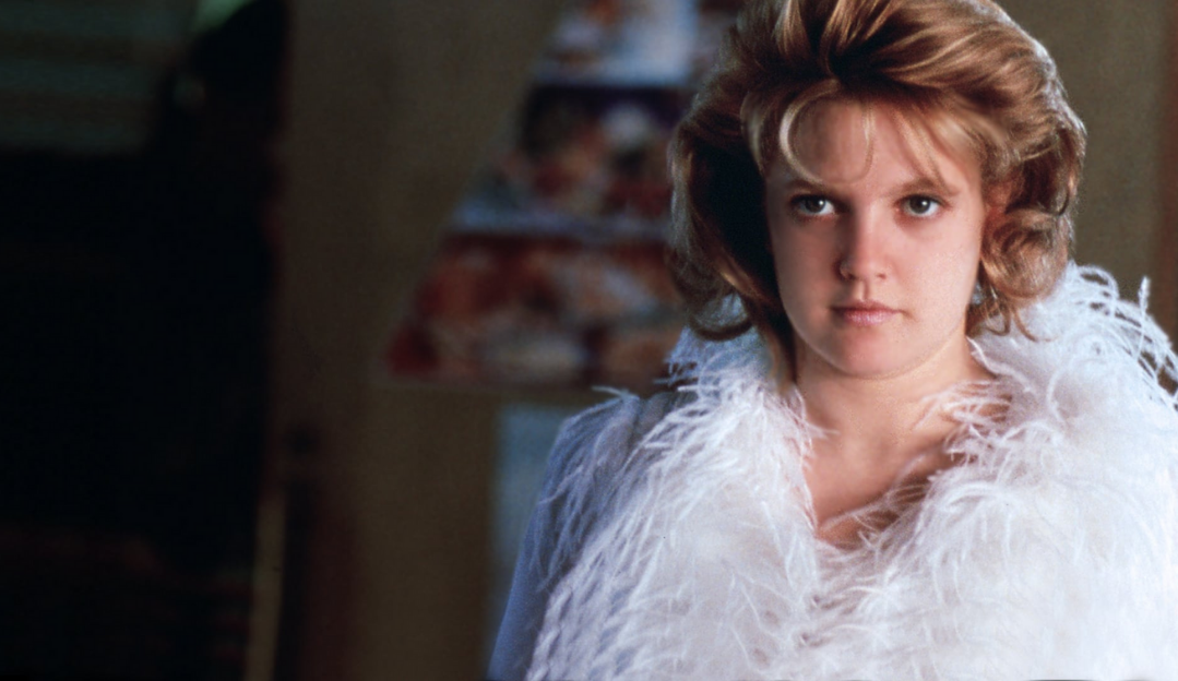 Drew Barrymore “reprisa” papel de ‘Nunca Fui Beijada’ em sua estreia no TikTok