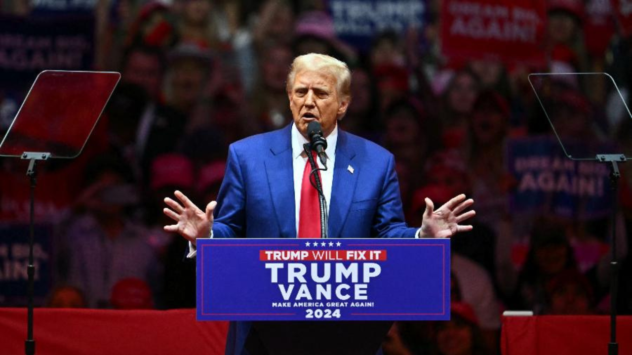 Último comício de Donald Trump é marcado por falas agressivas e ofensas a Harris