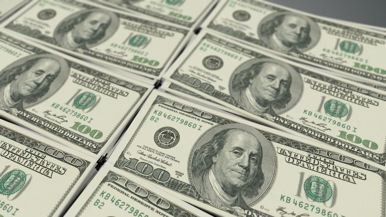 Dólar tem alta com aumento de juros futuros após eleição de Trump