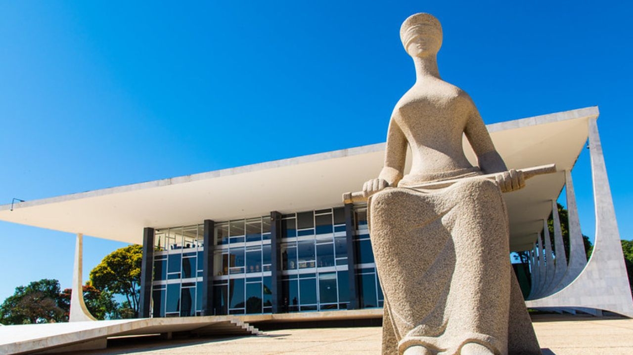 Estátua da Justiça é alvo de ataque com gasolina por homem-bomba