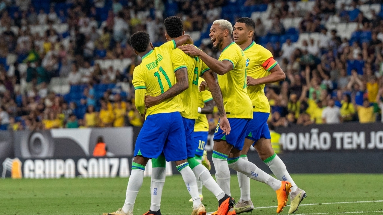 Alex Telles e Dodô são chamados para reforçar equipe do Brasil contra Uruguai