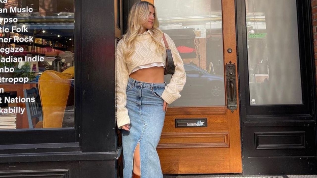 Tendência nos anos 2000, a saia jeans longa está de volta