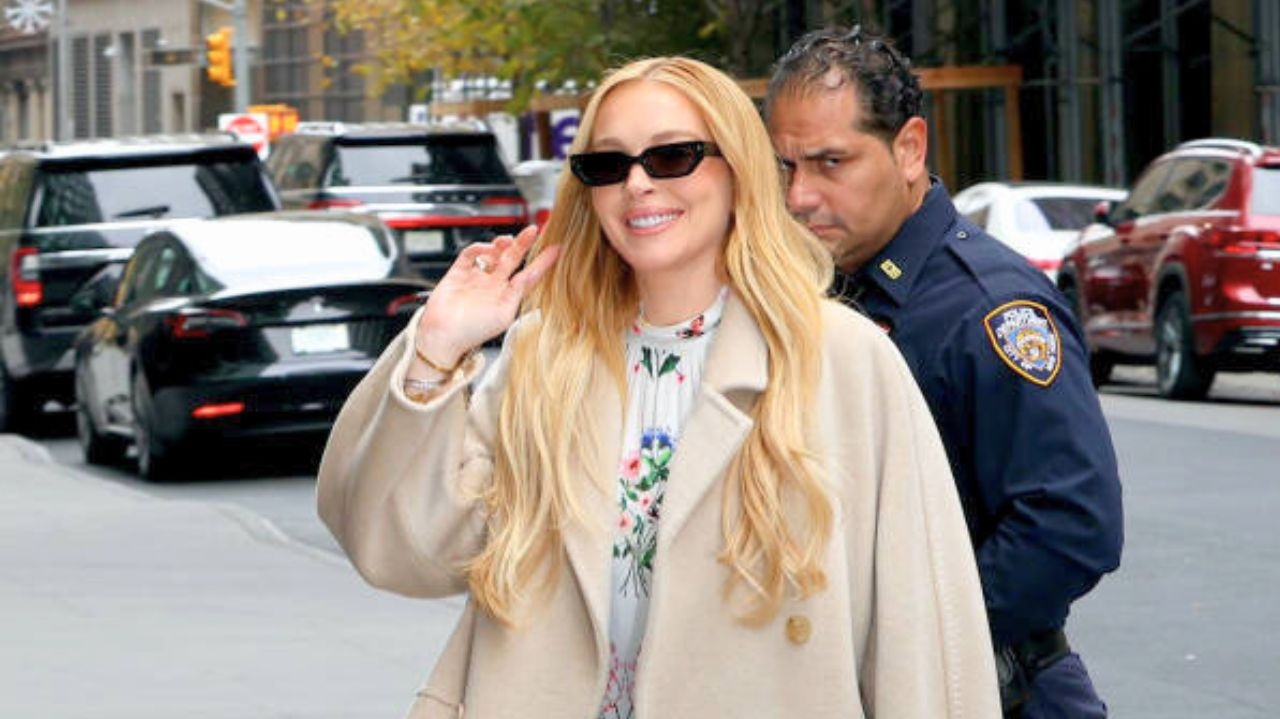 Lindsay Lohan aposta em elegância e exibe sobretudo de R$ 23 mil