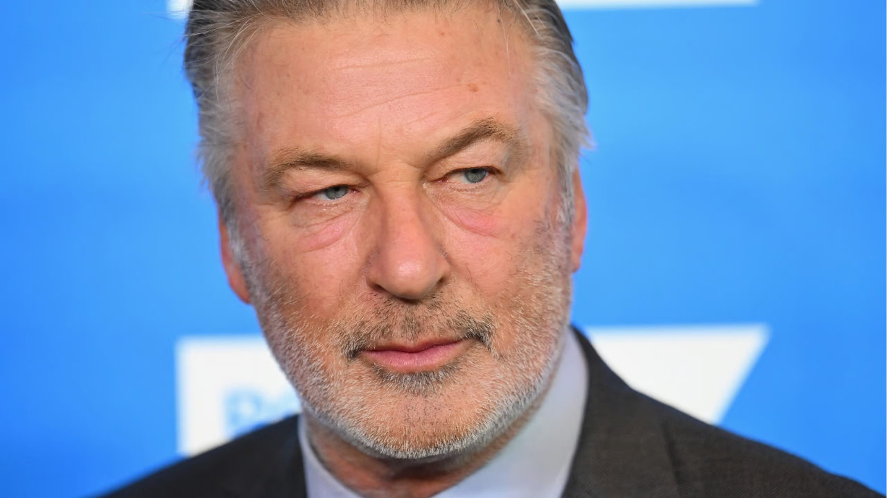 Mãe de diretora morta em set de filmagem diz que Alec Baldwin não se desculpou pela tragédia