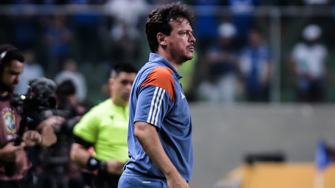 Torcida do Cruzeiro critica Fernando Diniz e jogadores após empate no Mineirão