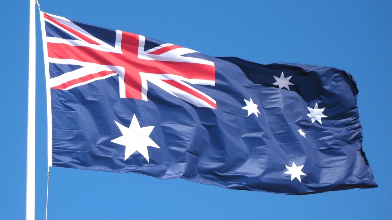 Austrália aprova lei inédita que proíbe redes sociais para menores de 16 anos