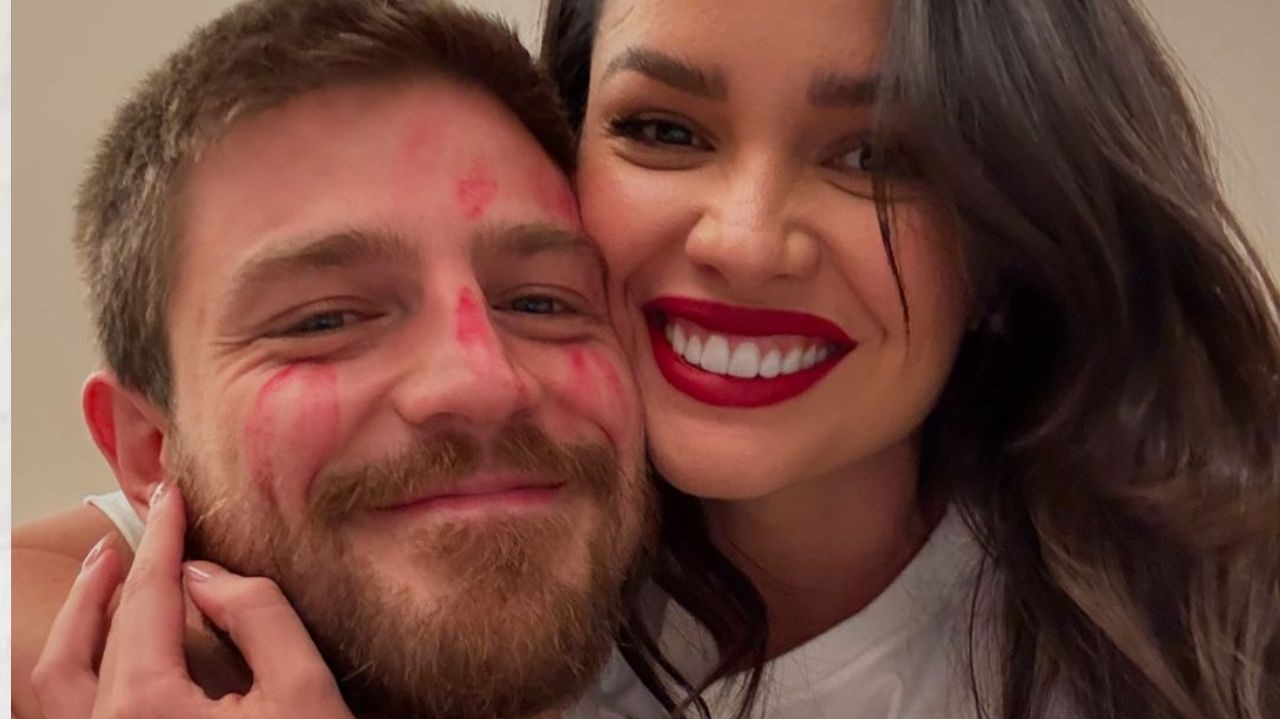 Juliette Freire recebe pedido de casamento em pleno aniversário e diz: “tô noiva”