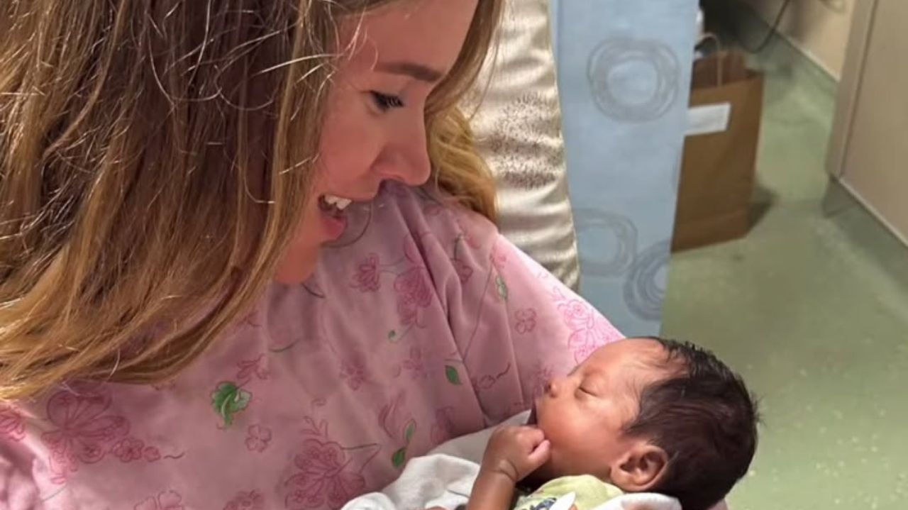 Cantora Joss Stone apresenta bebê que adotou para os filhos e agradece mães biológicas