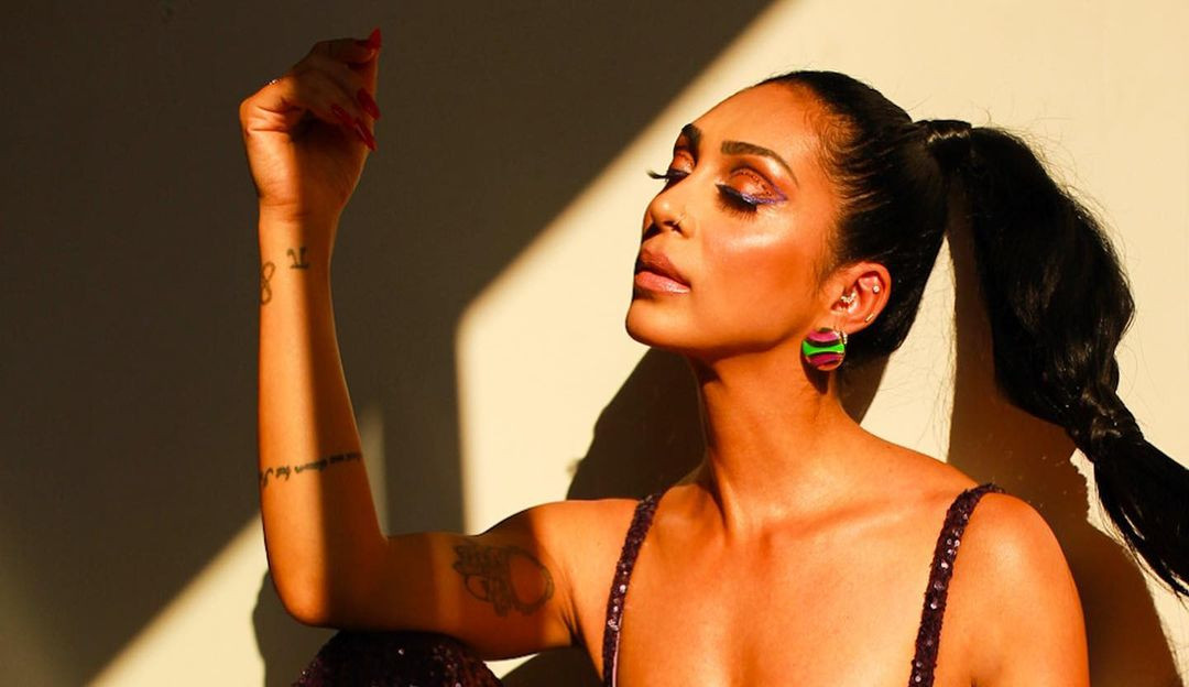 Amanda Djehdian mostra e fala sobre cicatrizes após explante de silicone