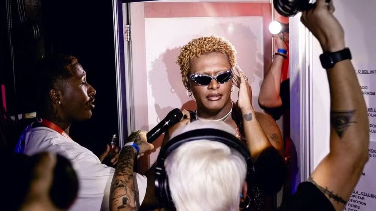Liniker brilha no Prêmio Multishow e traduz emoções do álbum “Caju” em looks icônicos