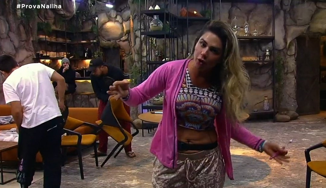 Ilha Record: Após Lucas dar tapa na porta, Nadja declara: ‘Isso é agressão psicológica’
