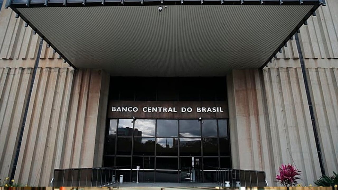 Após alta disparada do dólar, Banco Central faz intervenção econômica com leilões