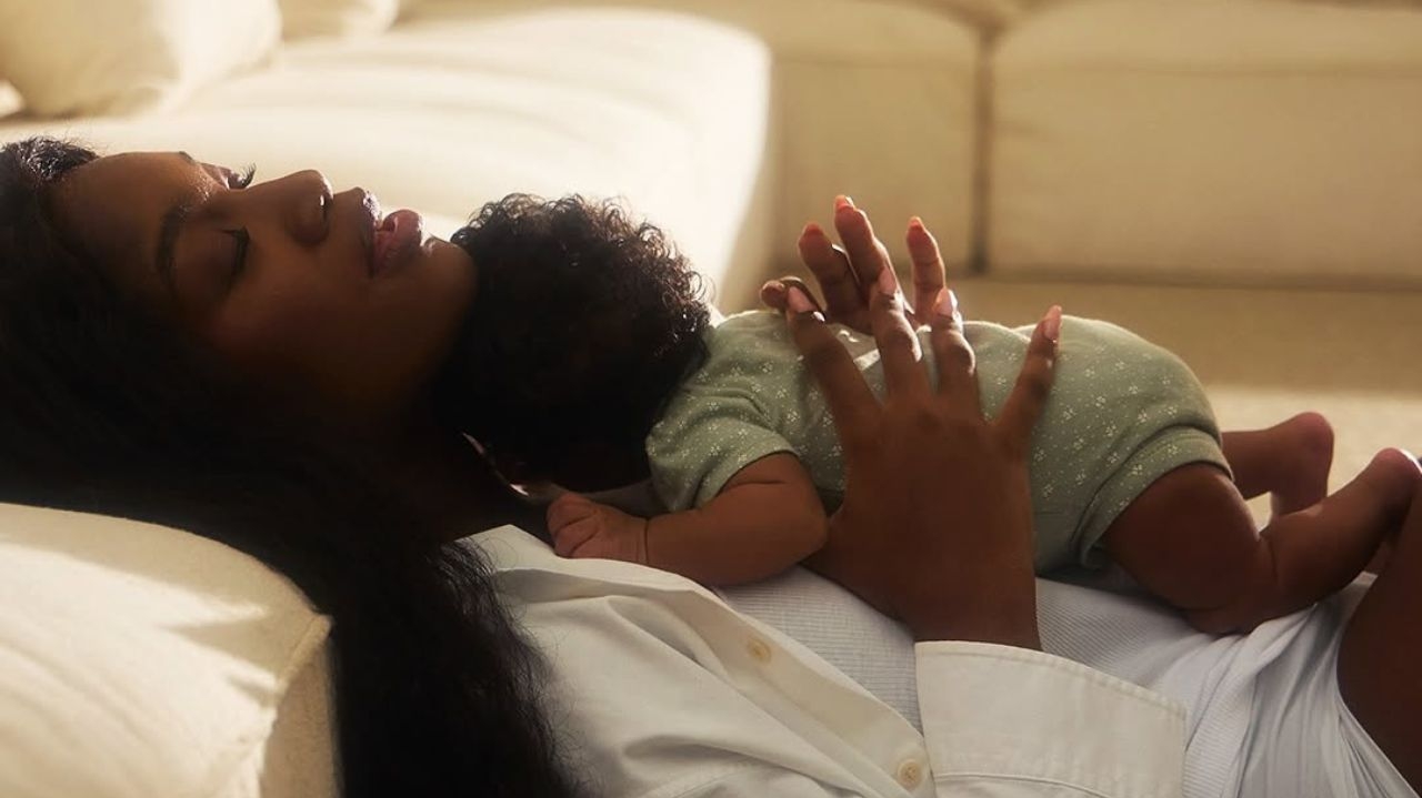 Iza mostra o rosto de Nala pela primeira vez em clipe da música em homenagem à filha