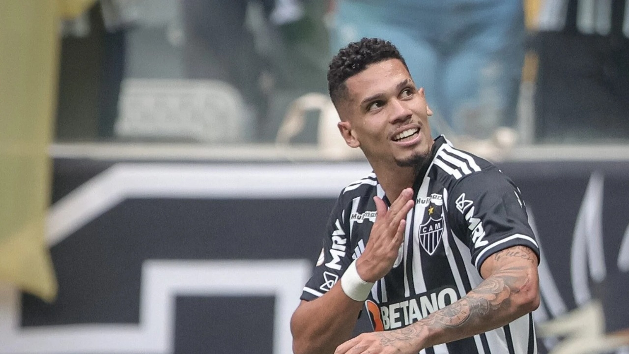 Paulinho assina contrato de cinco temporadas com o Palmeiras