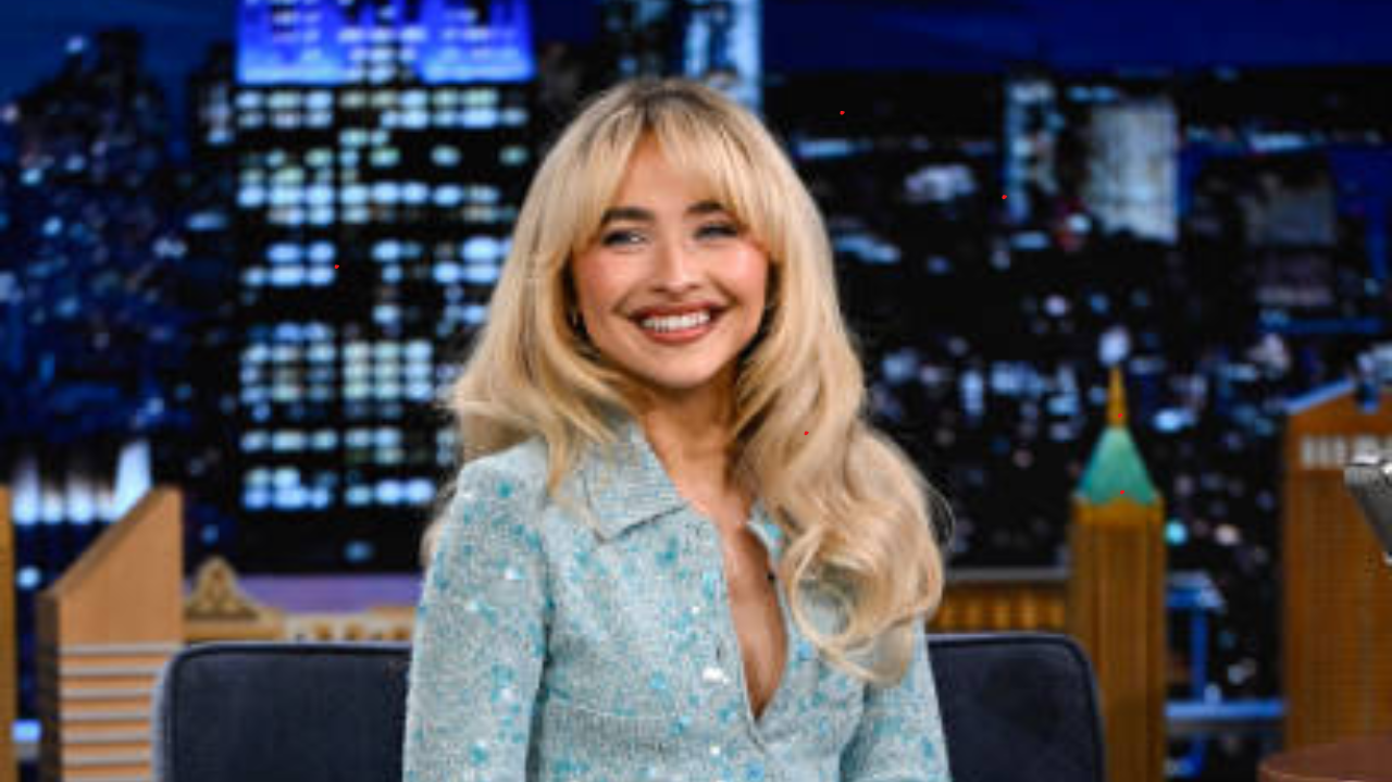 Sabrina Carpenter canta sucessos em show no “Tiny Desk Concerts”